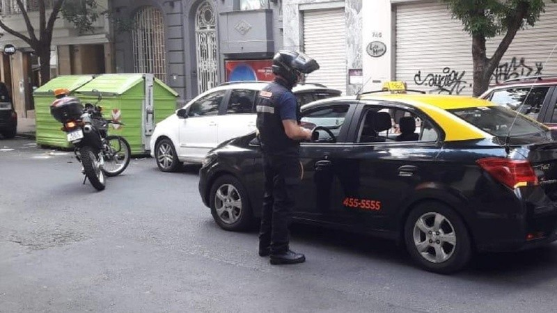 Rosario: un taxista dio positivo por consumo de cocaína mientras maneja por el centro 