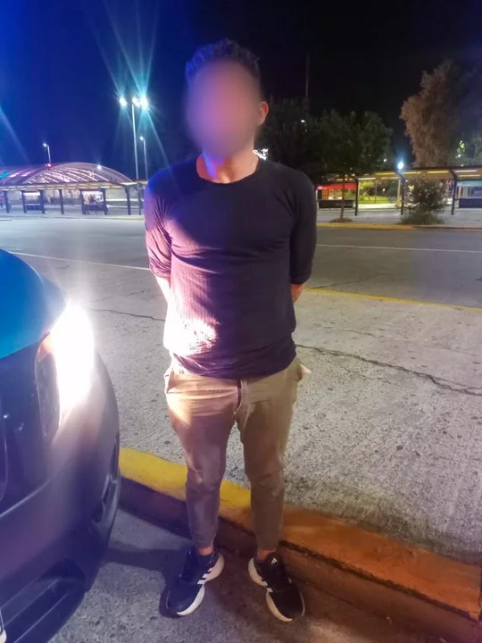 Cuenta con antecedentes por accidente, tenencia de armas y estupefacientes, además de robo en flagrancia.