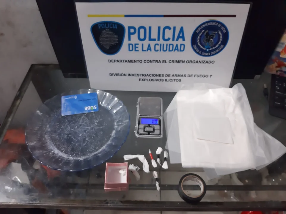 La investigación fue por “falsificación de documento, sustracción de identidad, comercialización de estupefacientes, encubrimiento y tenencia ilegítima de arma de fuego y de material controlado”.