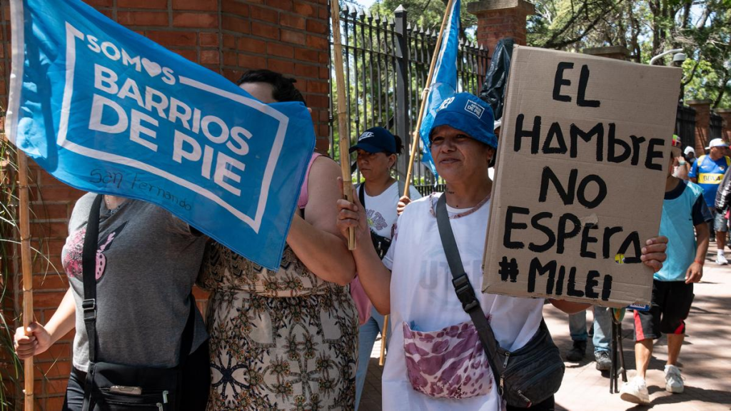 Barrios de Pie comenzó un acampe frente a la Residencia de Olivos