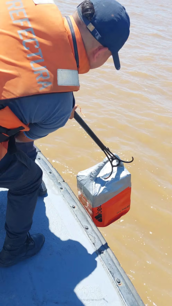 Ensenada: encontraron un bolso con cocaína abandonado en la costa y casi 300 kilos mar adentro
