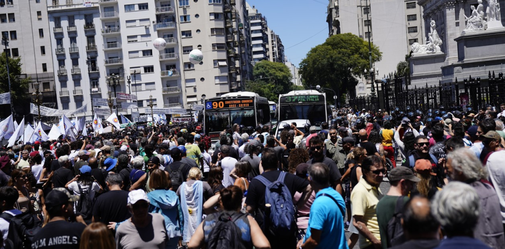 Cánticos más repetidos en el paro: "La patria no se vende" y "el que no salta votó a Milei"