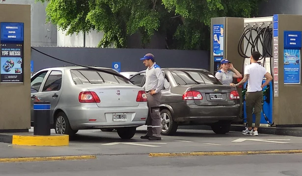 Por el DNU, las petroleras no tienen más restricciones para operar estaciones propias