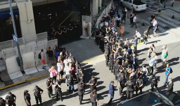 El Gobierno aplicó el protocolo antipiquetes por la manifestación en el hotel Libertador