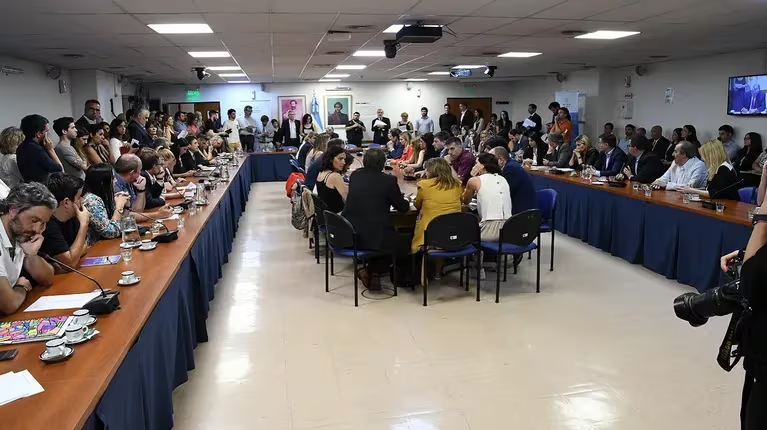 El Gobierno busca una estrategia para avanzar con el DNU en Diputados y hay reuniones por posibles cambios