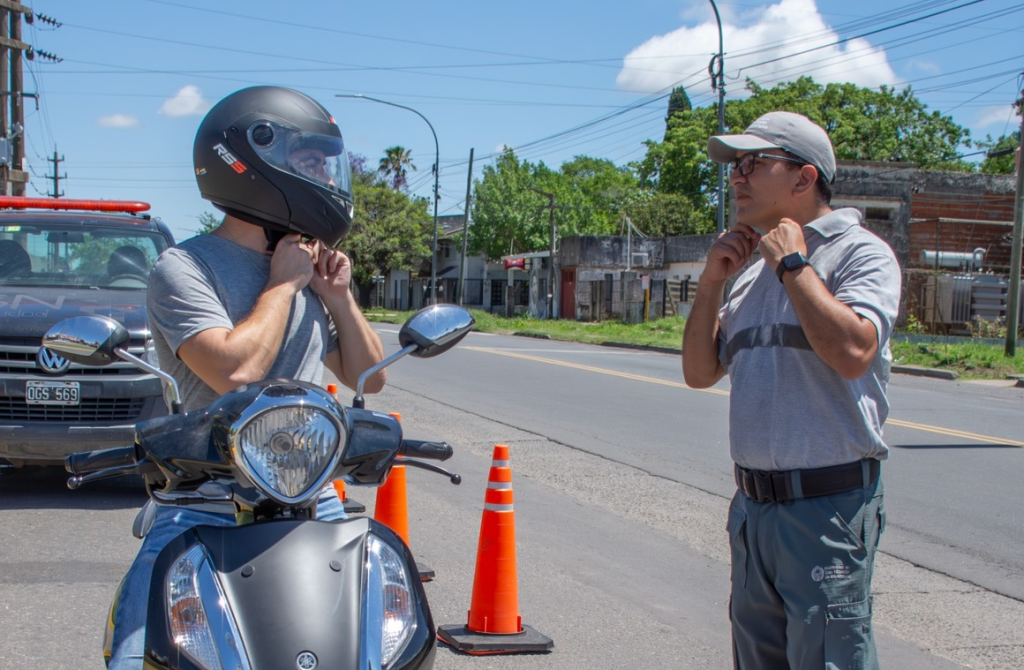San Nicolás prioriza la seguridad vial: uso correcto del casco, clave para prevenir accidentes mortales