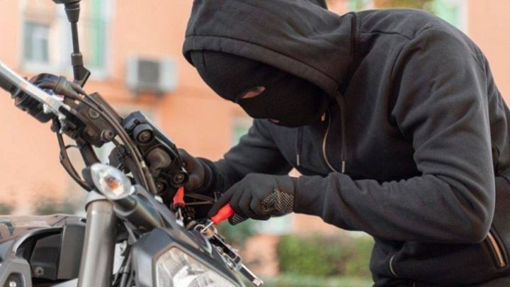 Zona sur: sujetos desconocidos robaron una moto del interior de una casa
