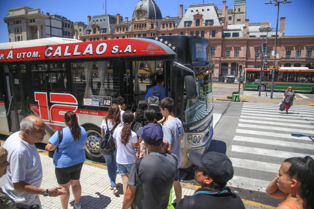Empresarios del autotransporte reclaman fondos al Gobierno bajo la amenaza de paralizar los servicios