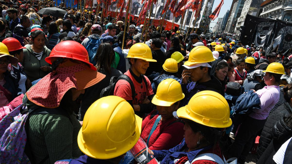 Organizaciones sociales protestan frente a la sede de la Secretaría de Trabajo de Nación