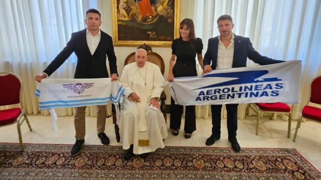 En medio del tratamiento de la Ley Bases, el papa Francisco se mostró con una bandera de Aerolíneas Argentinas