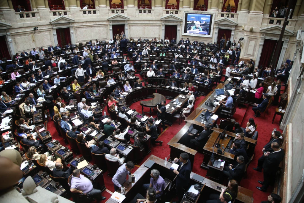 Habría sesión el 25 o 26 de junio para tratar la Ley Bases y la oposición dialoguista ya negocia con el Gobierno