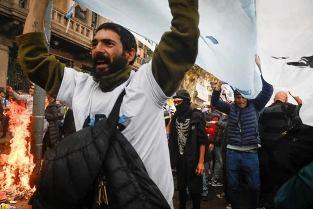 Organizaciones llaman a una autoconvocatoria por la “libertad inmediata” de los detenidos durante la votación de la Ley Bases