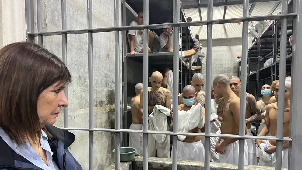 Patricia Bullrich visitó una prisión en El Salvador y confirmó su intención de imitar el modelo Bukele