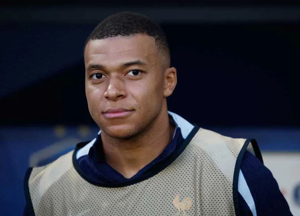 En el barrio donde creció Mbappé se expande entre los jóvenes el eco de su llamado a votar