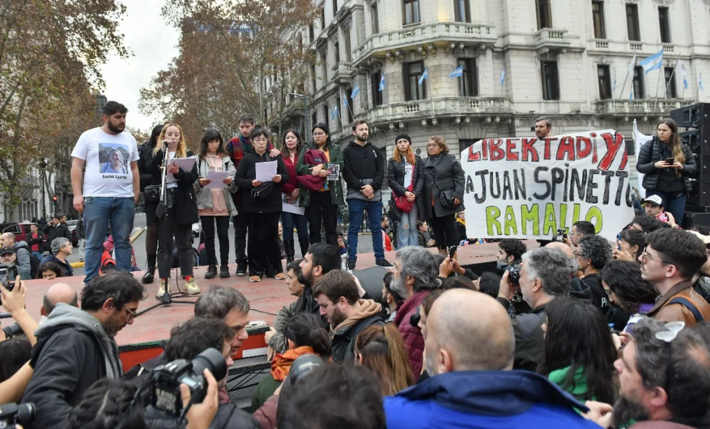 Movilización frente a Casa Rosada para pedir por la liberación de los detenidos en el Congreso