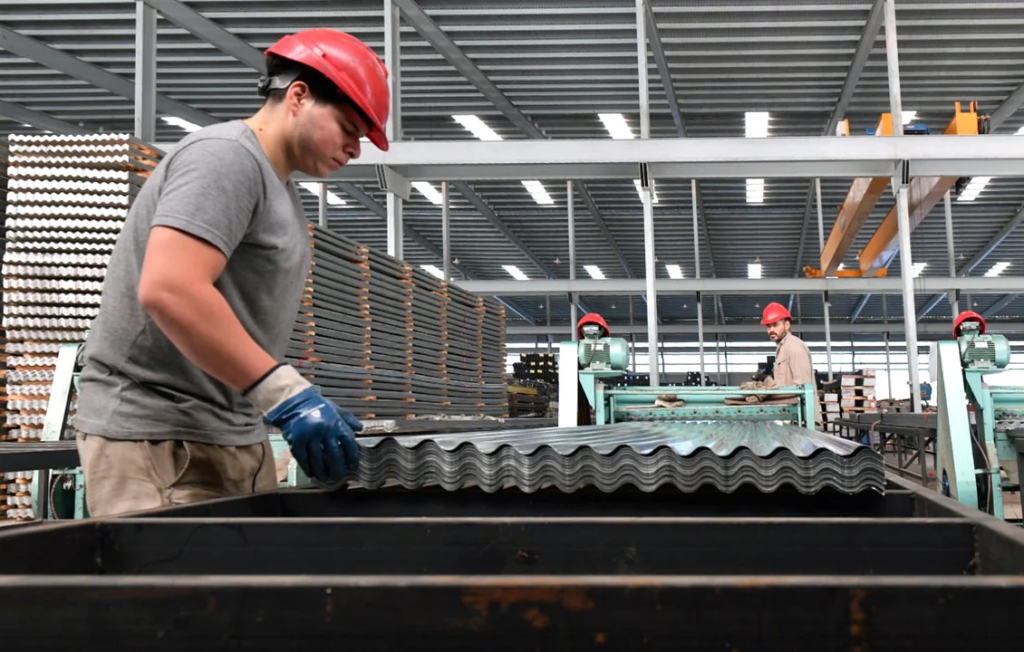 En abril siguió el desplome de la industria y ya hay más de 15 mil despidos en el sector