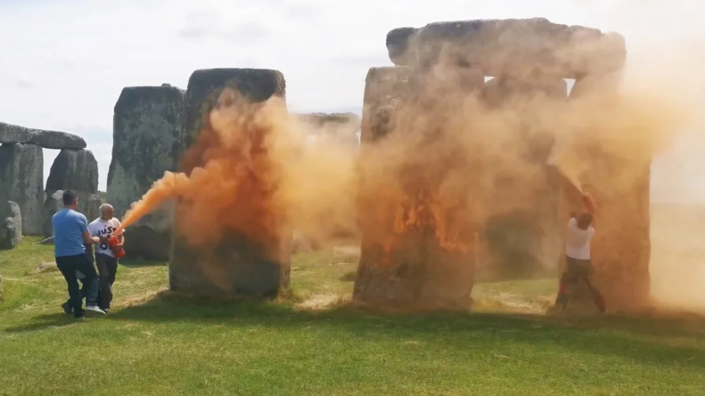 Ambientalistas rociaron con pintura naranja la estructura prehistórica más famosa del Reino Unido