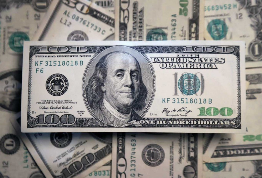 El dólar blue continuó su escalada y la brecha se acerca al 50%
