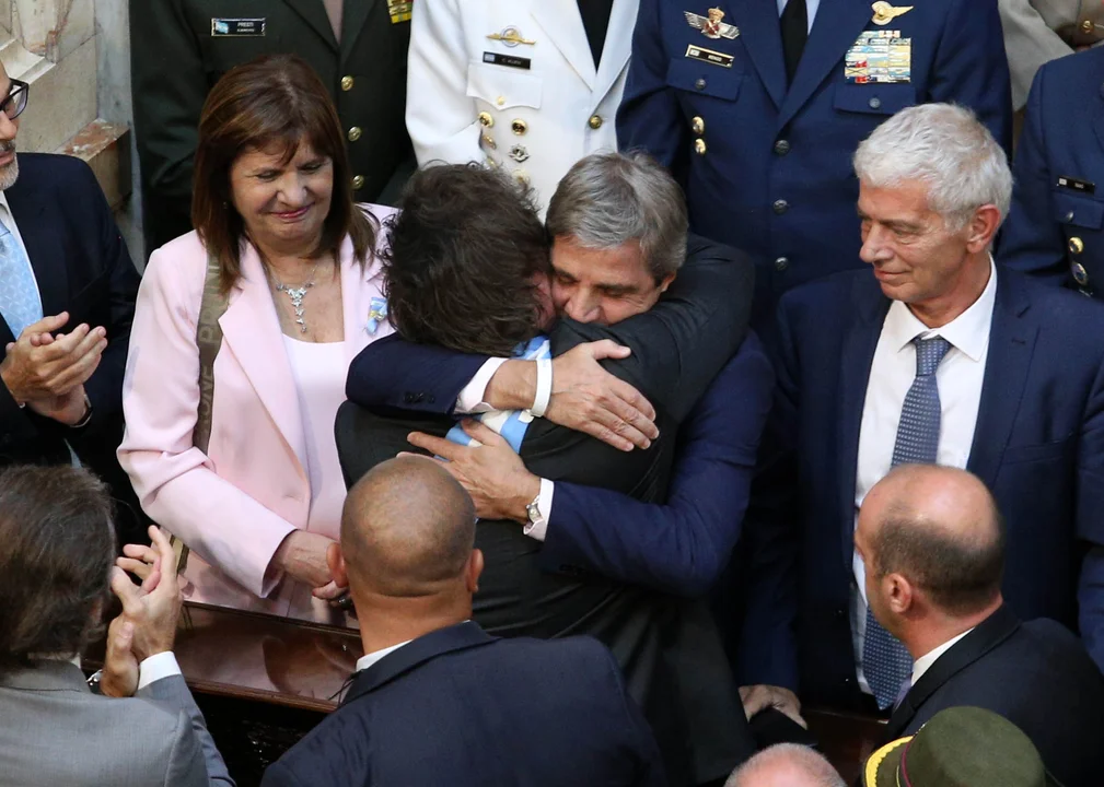 “El modelo de Milei y Caputo se tambalea”: advierten por los riesgos del programa económico del Gobierno