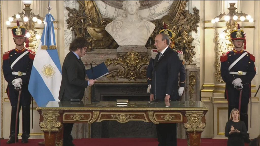 Milei le tomó juramento a Francos como jefe de Gabinete