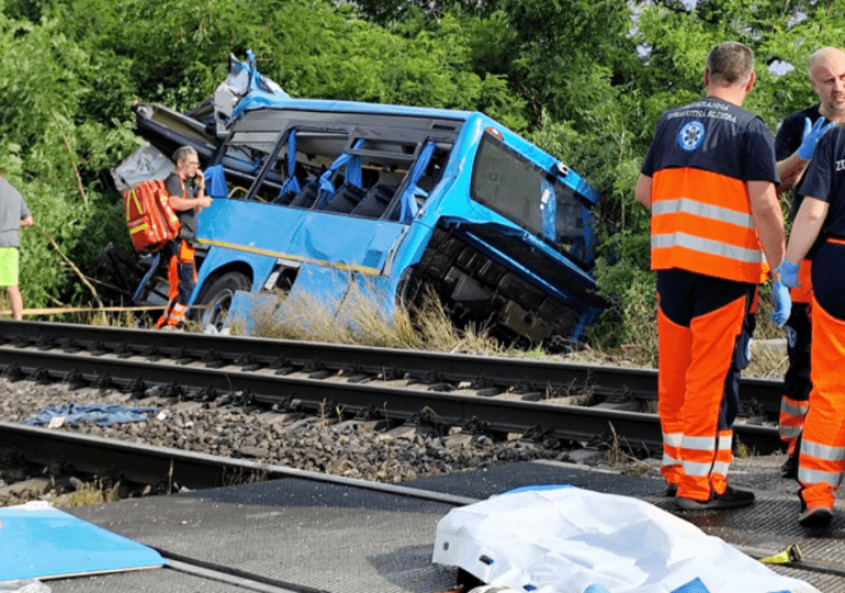 Un tren de alta velocidad colisionó con un autobús en Eslovaquia
