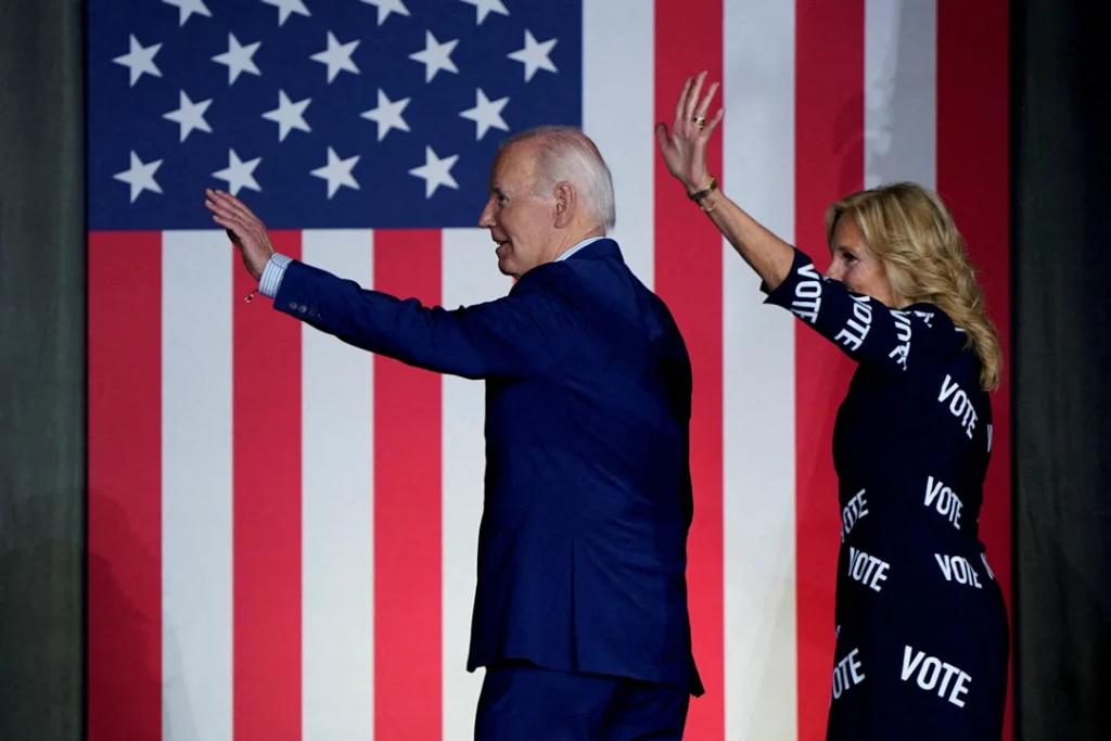 Popes demócratas desoyen los llamados para que Biden se baje de la candidatura