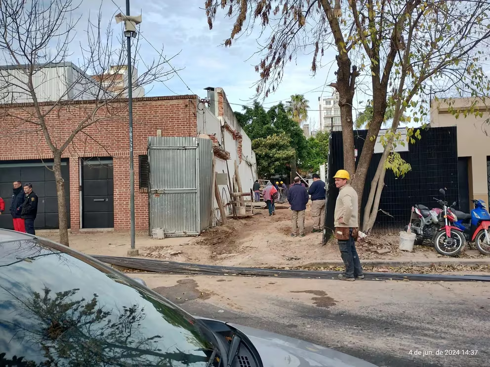 Una pared de una obra en construcción en La Plata se derrumbó, dejando a un obrero atrapado bajo los escombros