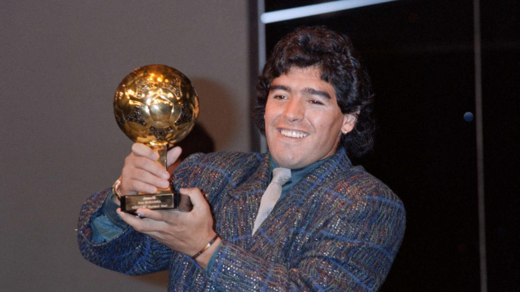 La Justicia francesa prohibió que se venda el Balón de Oro que Maradona ganó en 1986