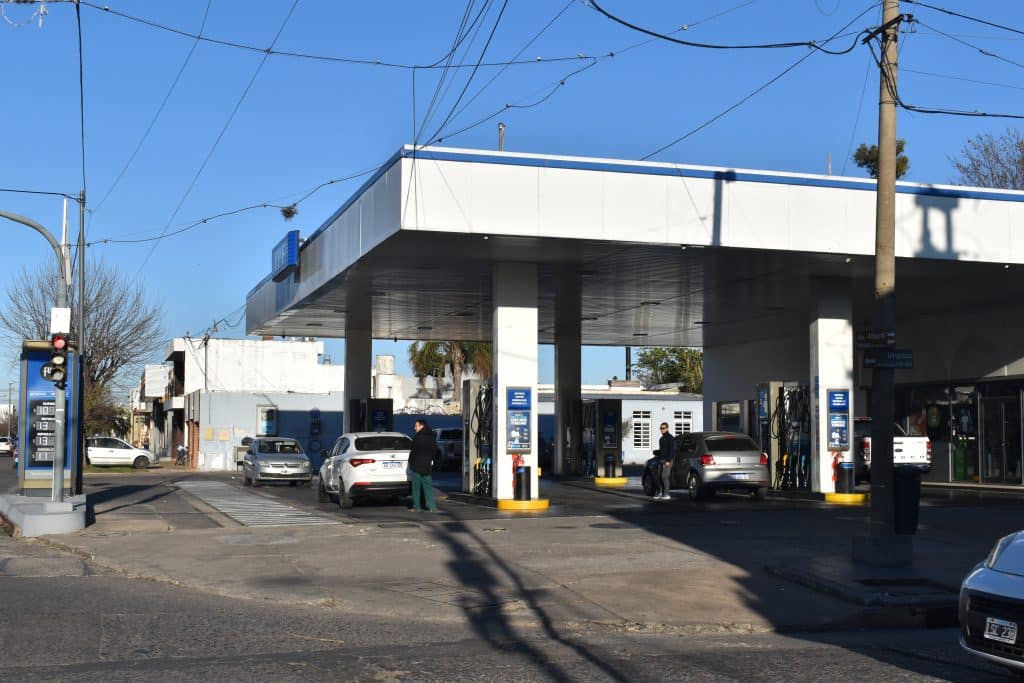 Las naftas aumentarían en agosto entre 10 y 16%: el litro de súper en YPF superaría los $1200 en San Nicolás