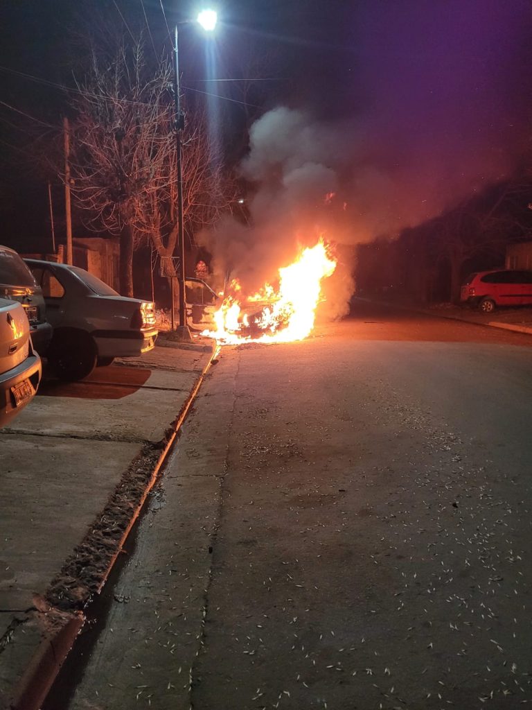 Villa Constitución: incendiaron el vehículo del hermano de Avilé
