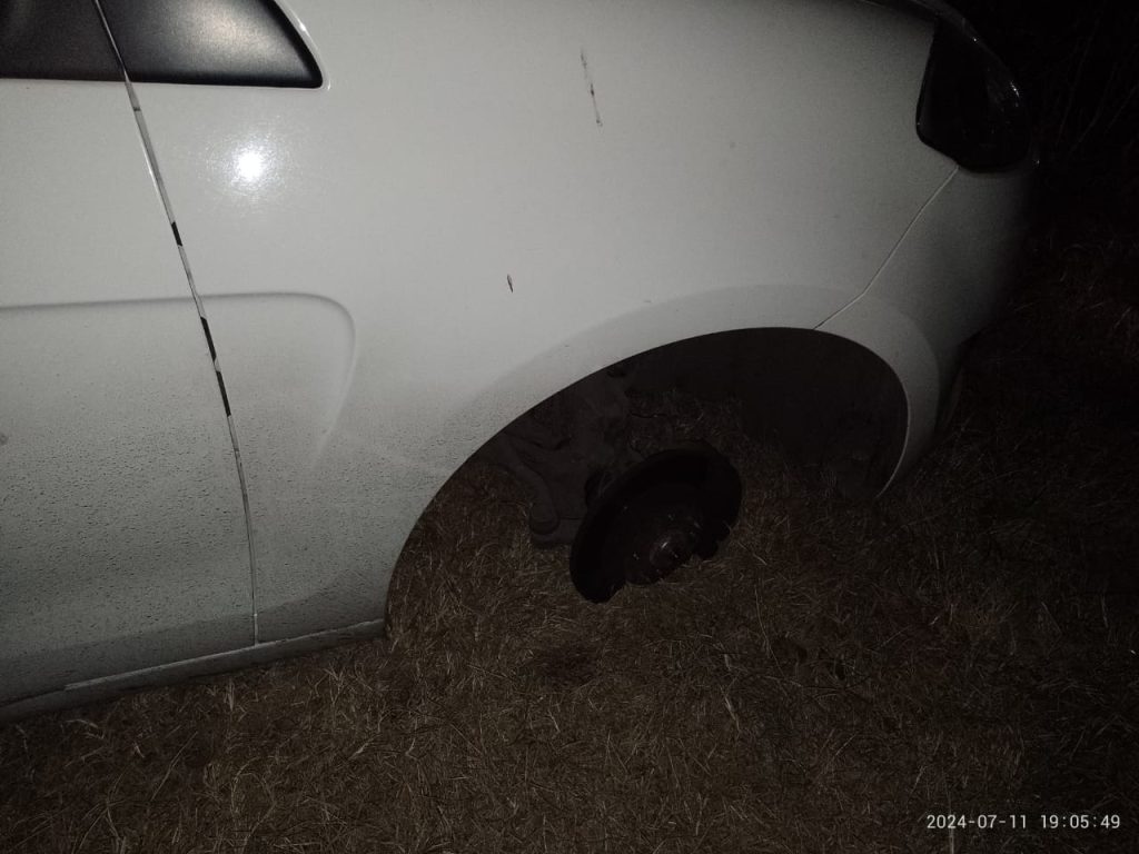 Barrio Moreno: sustrajeron dos ruedas de un automóvil frente a la Escuela Primaria N° 45