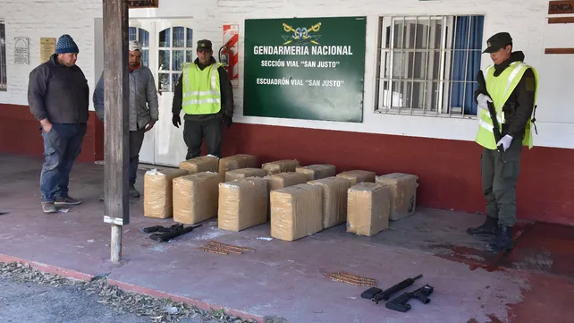 Detuvieron a dos personas en una camioneta que contenía drogas y armas en Santa Fe