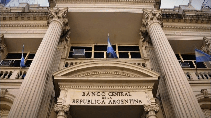 El Banco Central bajó el costo del dinero que le presta a las entidades para garantizar el éxito de un canje clave