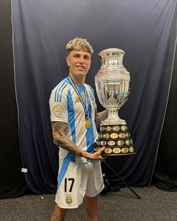 La contundente respuesta de Alejandro Garnacho a un hincha que lo acusó de ignorar a Lionel Messi
