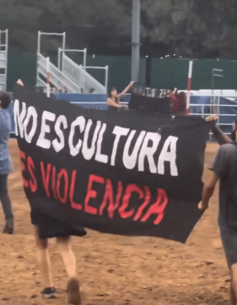 La Rural: veganos irrumpieron durante un concurso de caballos y fueron echados por la seguridad