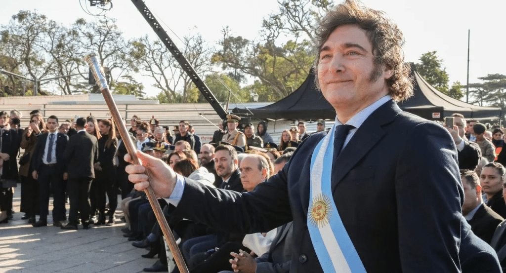 Milei envió las invitaciones a los gobernadores para el Pacto de Mayo e incluye un código de vestimenta