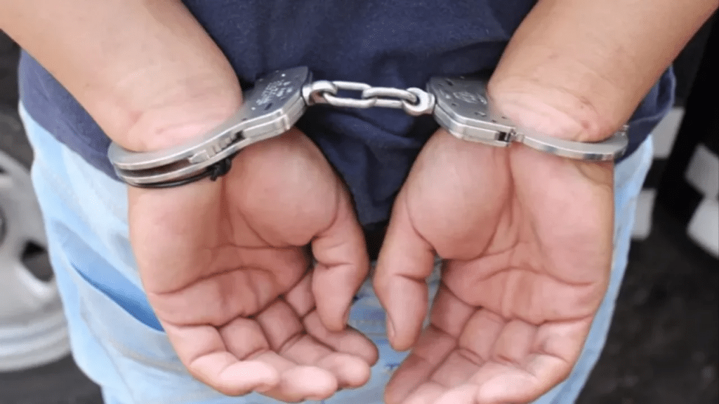 Un turista ruso fue detenido tras pelearse con un conductor y agredir a una mujer policía