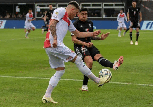 Deportivo Riestra venció a Argentinos y logró un poco de aire en la lucha por los promedios
