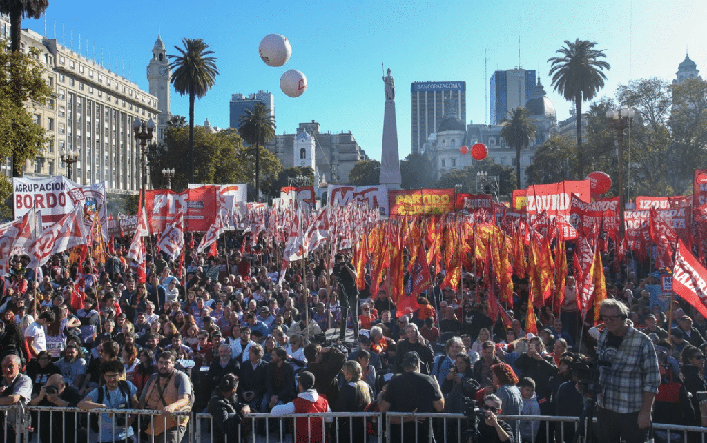 La izquierda convocó a marchar a Plaza de Mayo contra los “despidos, el hambre y por la libertad de los presos políticos”