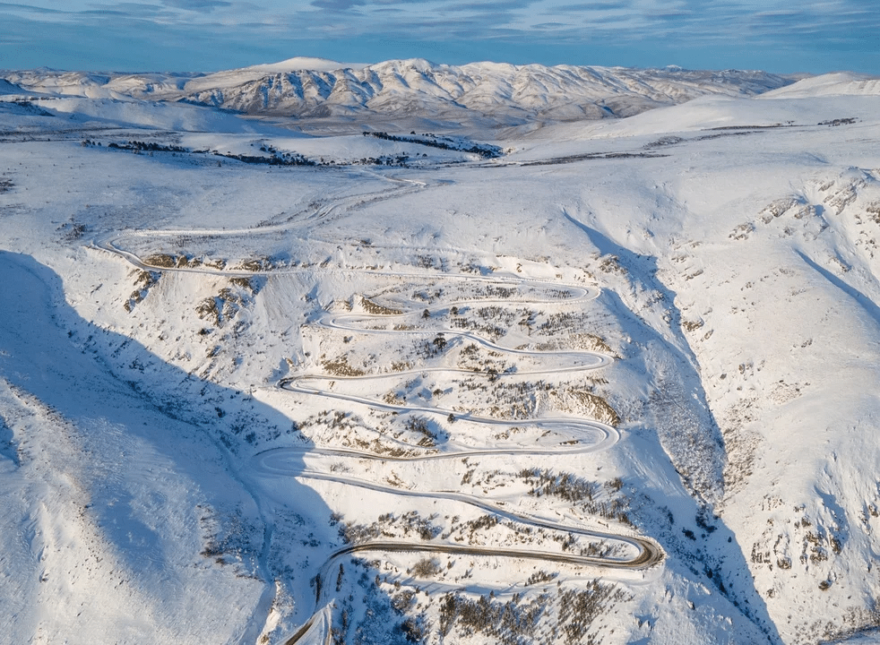 Una de las rutas más lindas y peligrosas de la Argentina apareció cubierta bajo un manto de nieve espesa