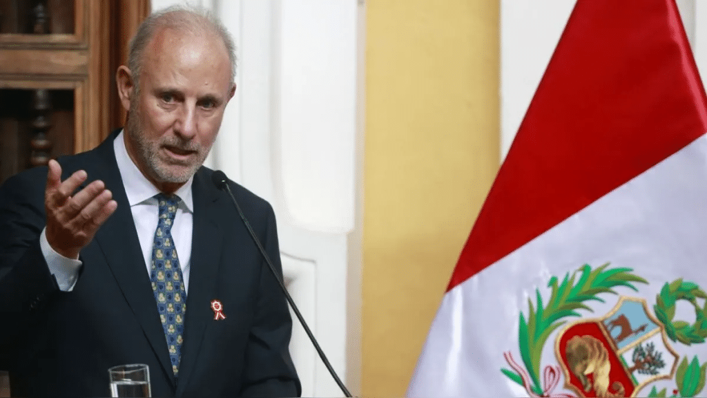 Perú ordena a diplomáticos venezolanos abandonar el país en 72 horas
