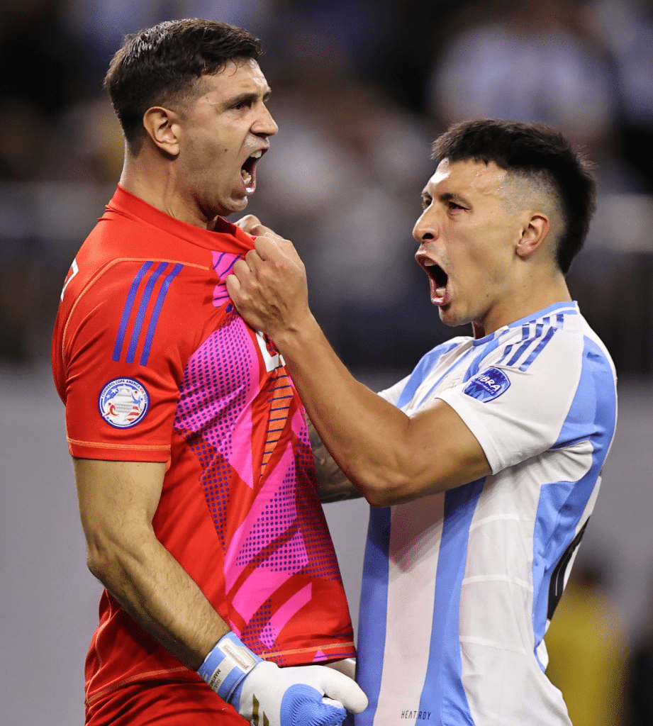 "No estaba listo para irme a casa por más que seamos campeones del mundo", dijo "Dibu" Martínez