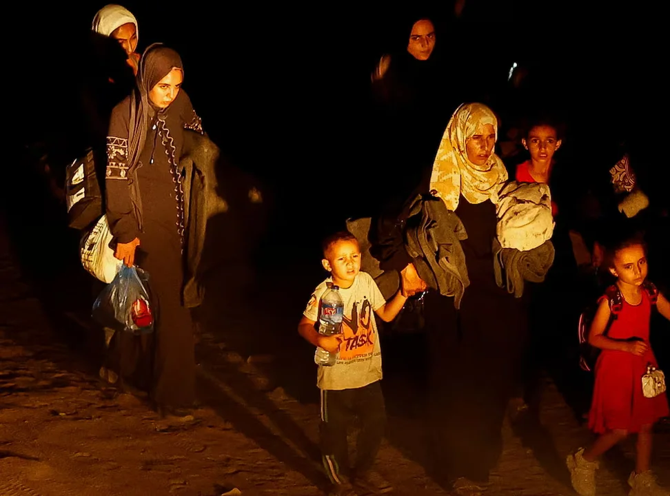 Militantes palestinos disparan cohetes contra Israel, tanques avanzan en Gaza