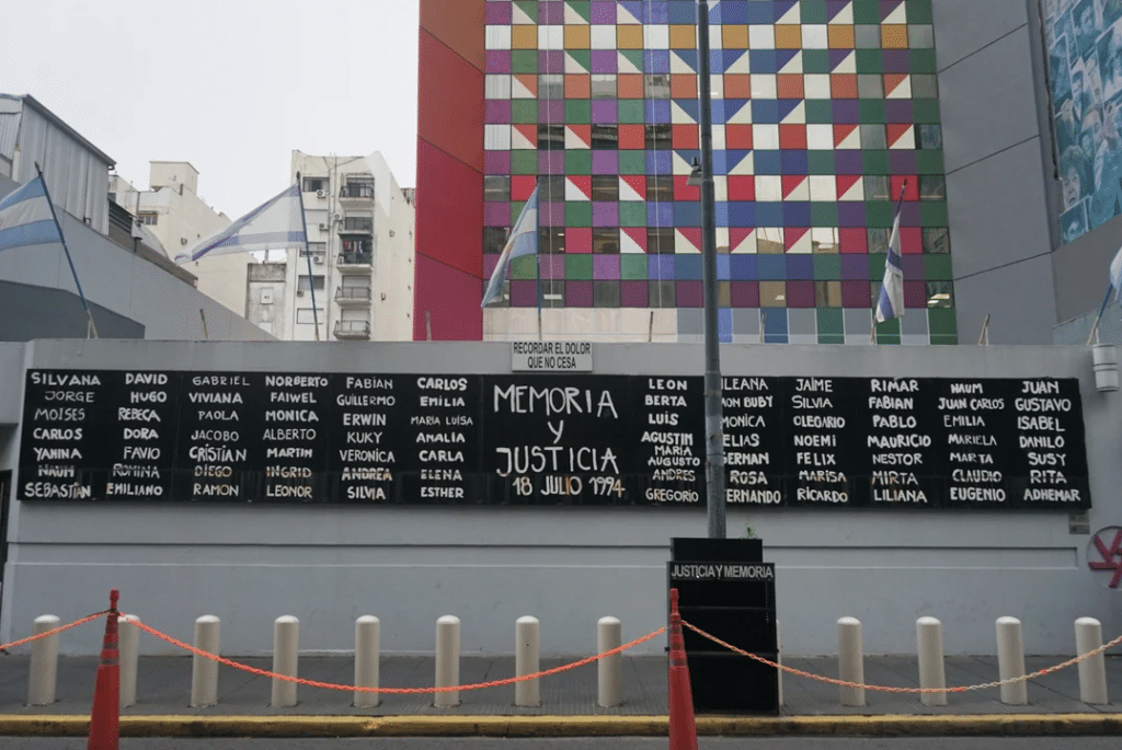 A 30 años del atentado a la AMIA, Diputados inaugura una muestra