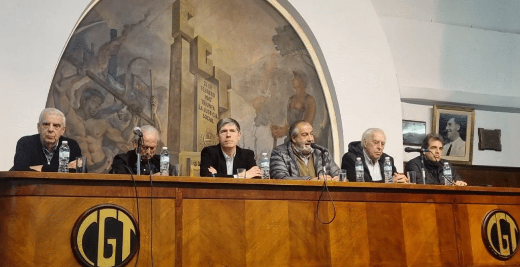 Abal Medina y Daer presentaron el libro "Conocer a Perón" en la CGT