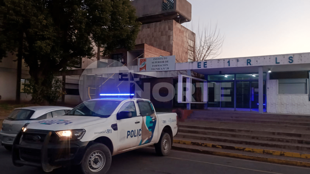 Tras el robo y vandalismo al Instituto N° 38, la policía custodia al personal que trabaja en la reparación de daños