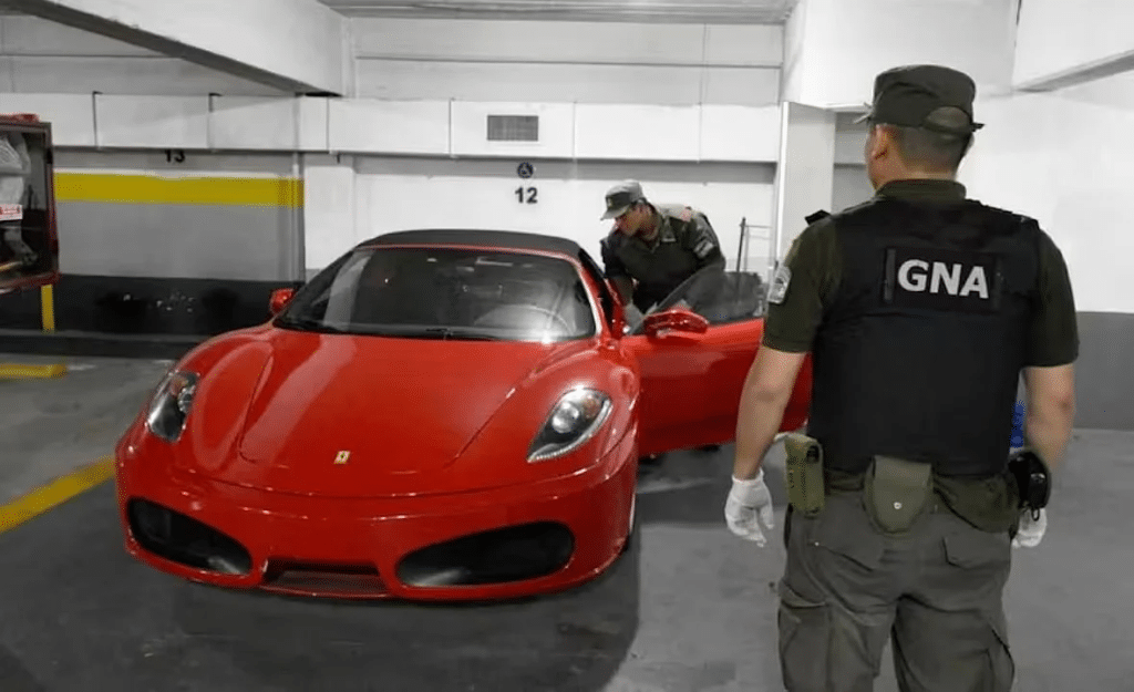 Subastan tres autos de lujo de narcotraficantes argentinos
