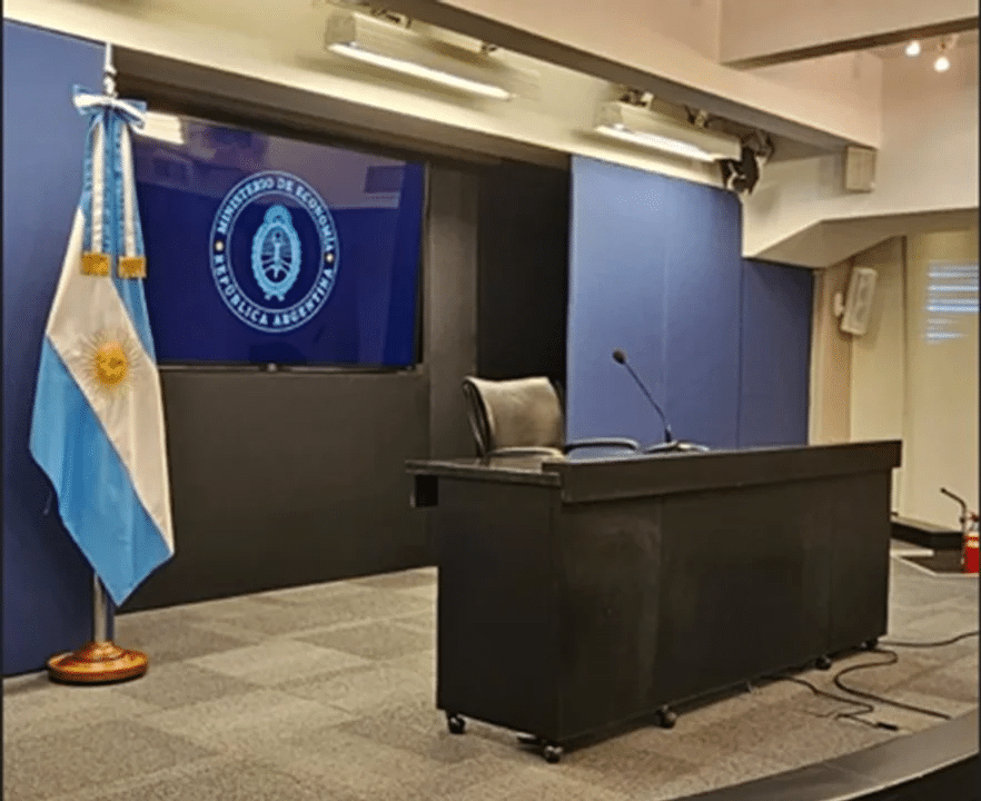 El Ministerio de Economía de Argentina anuncia su canal oficial de streaming con Luis Caputo como figura clave