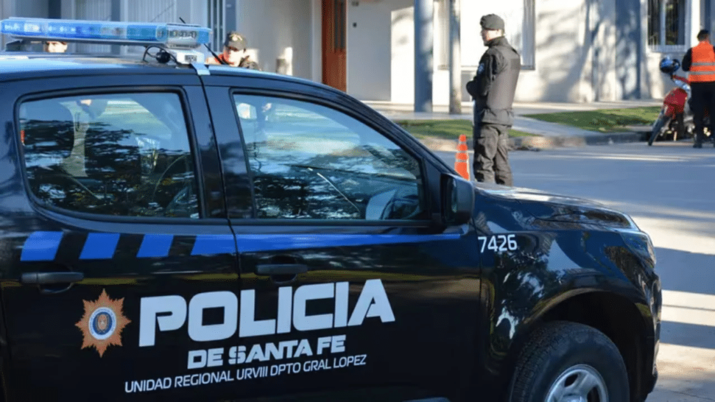 Un auto familiar chocó contra un camión y murieron tres de sus integrantes en Santa Fe