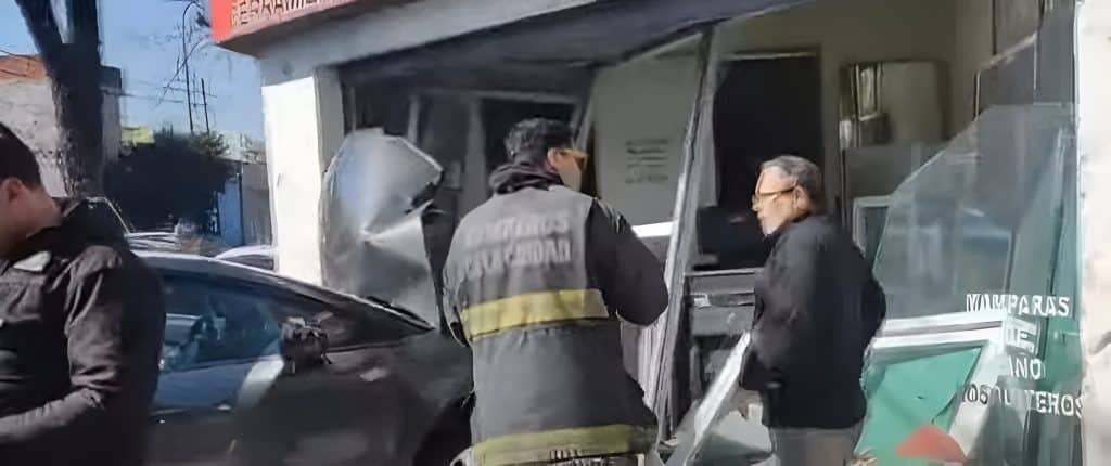 Parque Avellaneda: un auto perdió el control y chocó contra una vidriería